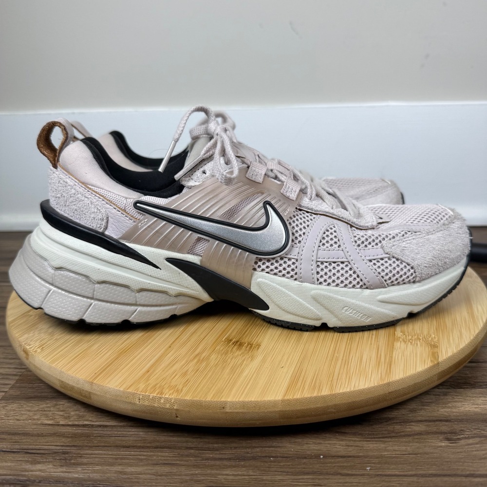 Nike Women’s Sneakers in Light Pink and Cream with Silver Swoosh